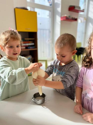 Vaca lapte ne dă-grupa mică A